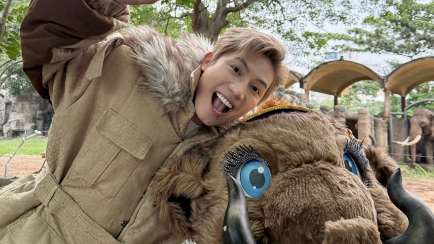 Anh Tú hóa thân Voi Bản Đôn kỷ niệm 1 năm đăng quang Ca sĩ mặt nạ