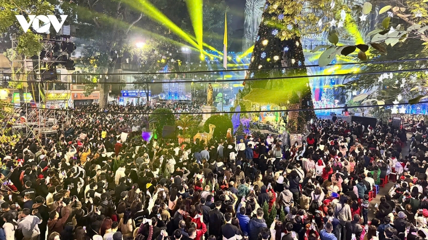 Crowds of people flood streets in Christmas 2025 celebrations