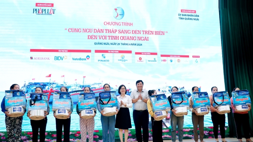 Agribank tiếp tục hành trình “Cùng ngư dân thắp sáng đèn trên biển”