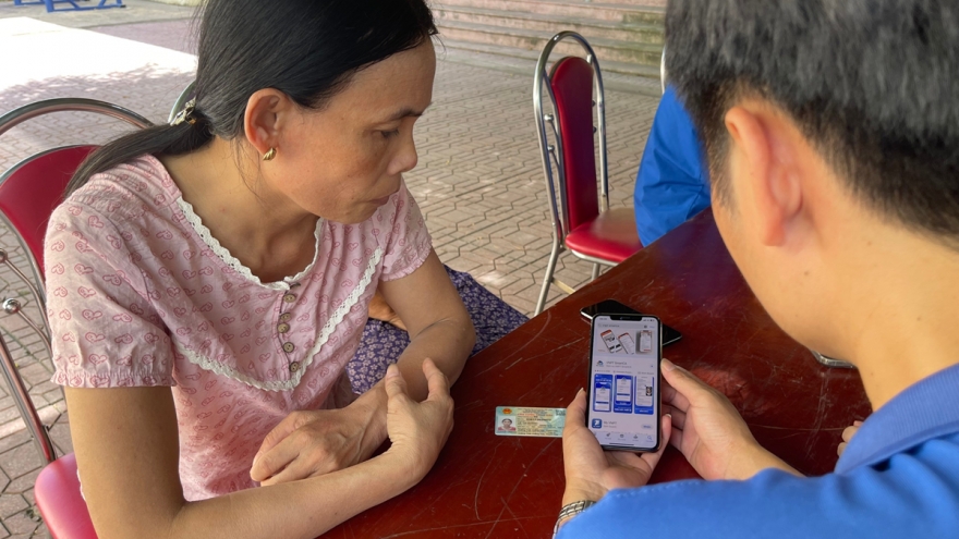 Đi từng ngõ gõ từng nhà-Tổ công nghệ số và những hạt giống đỏ chuyển đổi số nông thôn