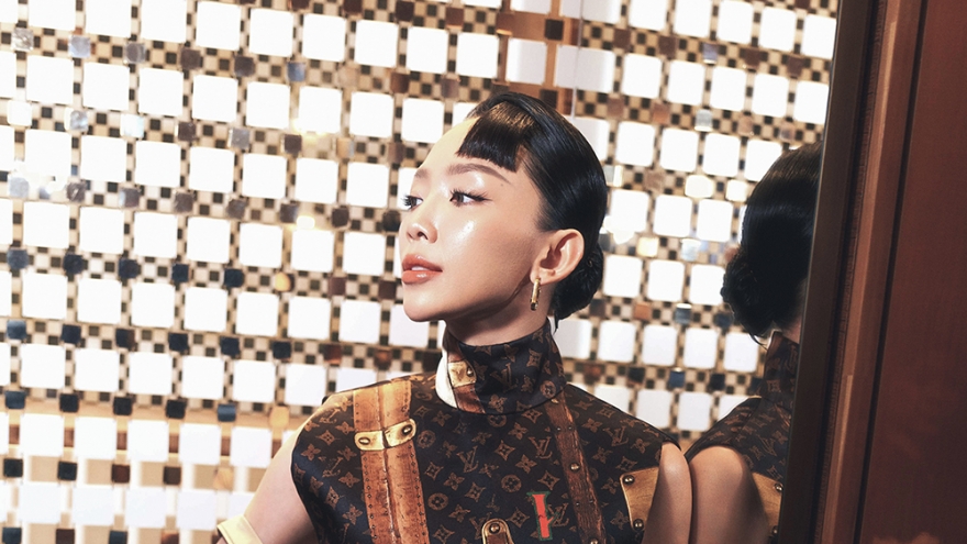 Tóc Tiên diện váy trăm triệu tham dự tiệc Giáng sinh