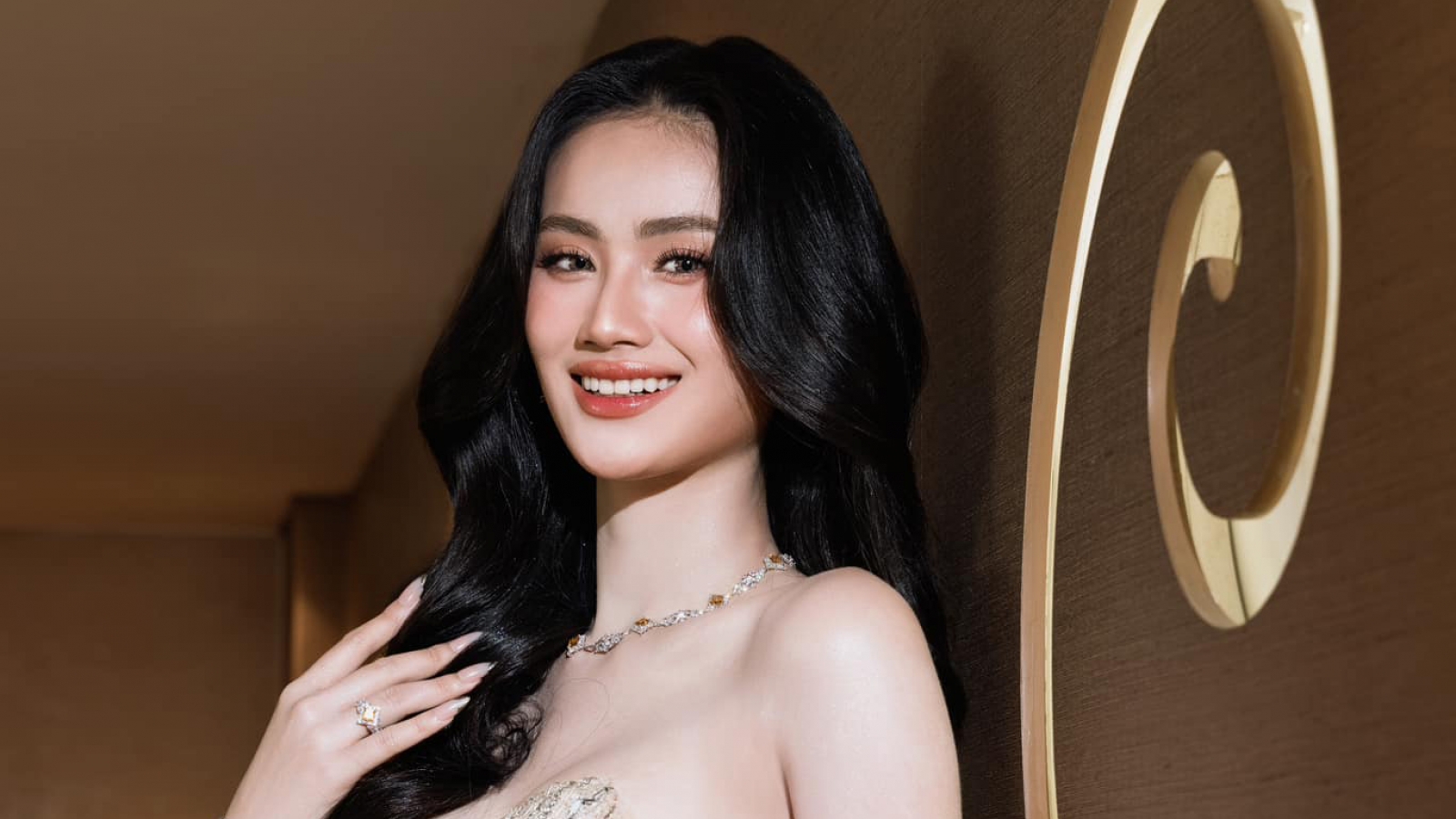 Nhan sắc Hoa hậu Ý Nhi sau khi phẫu thuật thẩm mỹ