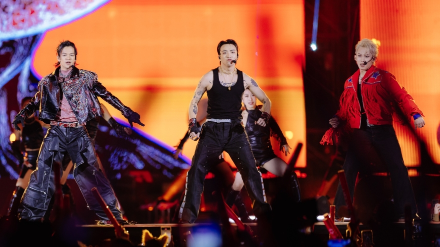 Binz khóc, Soobin cởi áo giữa trời rét tại concert Anh trai vượt ngàn chông gai