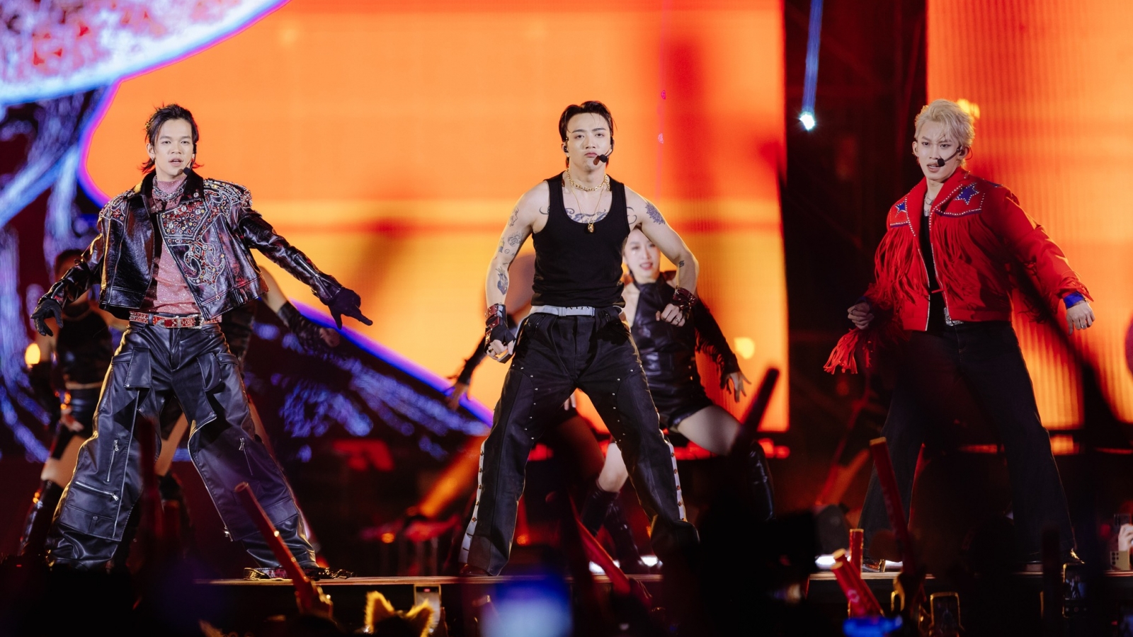 Binz khóc, Soobin cởi áo giữa trời rét tại concert Anh trai vượt ngàn chông gai