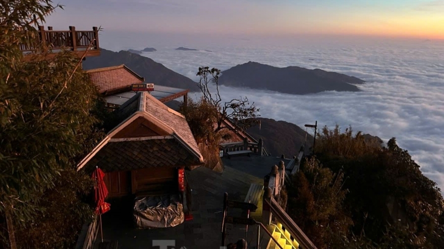 Fansipan peak in Sapa covered in frost as temperature falls sharply