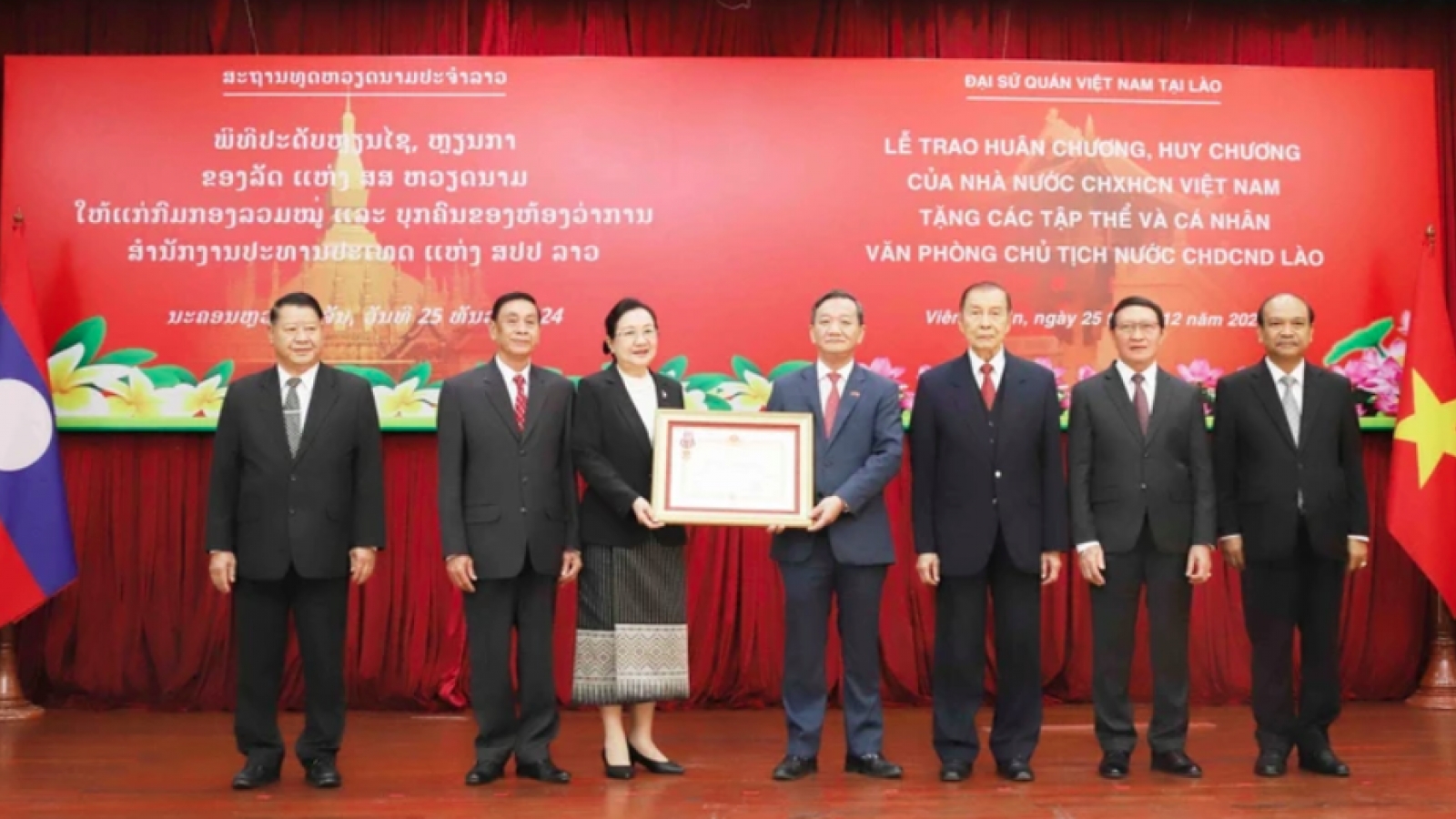 Collective, individuals from Lao Presidential Office granted VNese orders, medal