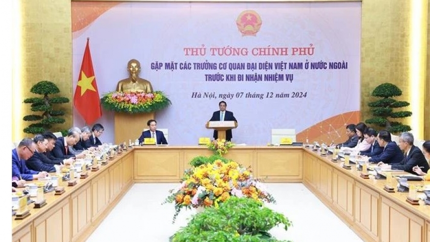 PM meets with new ambassadors, heads of Vietnamese representative offices abroad