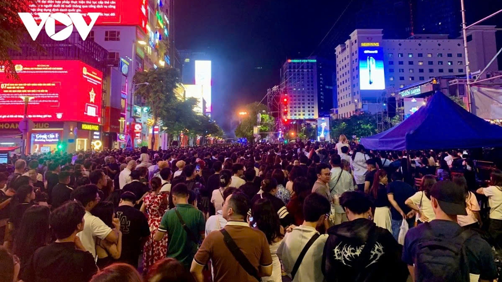 People flood downtown Ho Chi Minh City to welcome New Year 2025