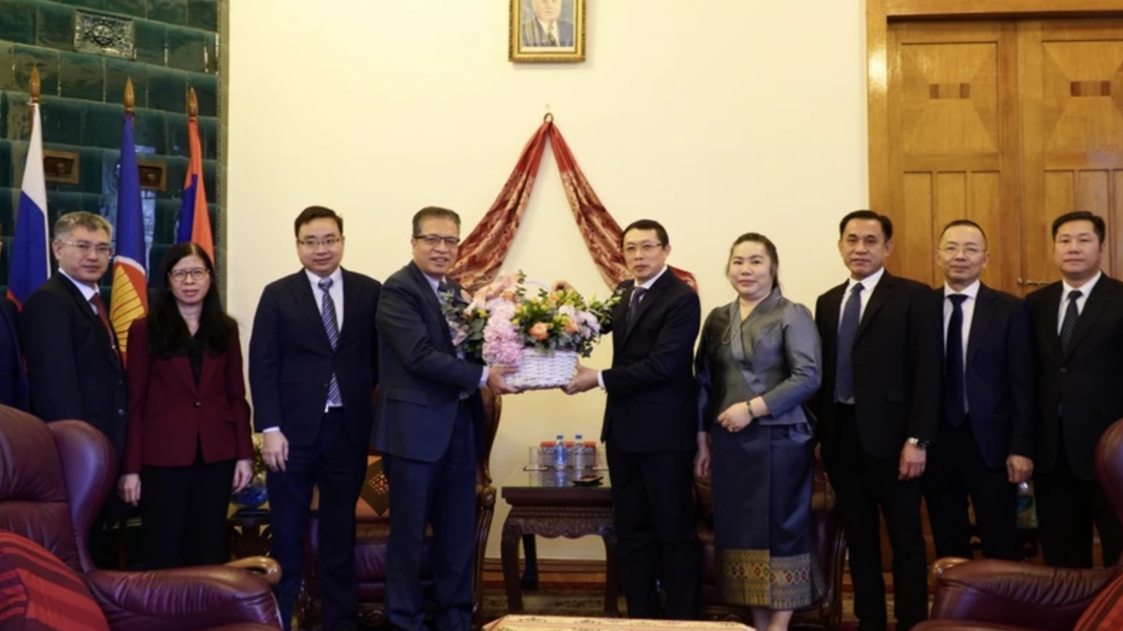 Vietnamese Embassy in Russia congratulates Laos on 49th National Day