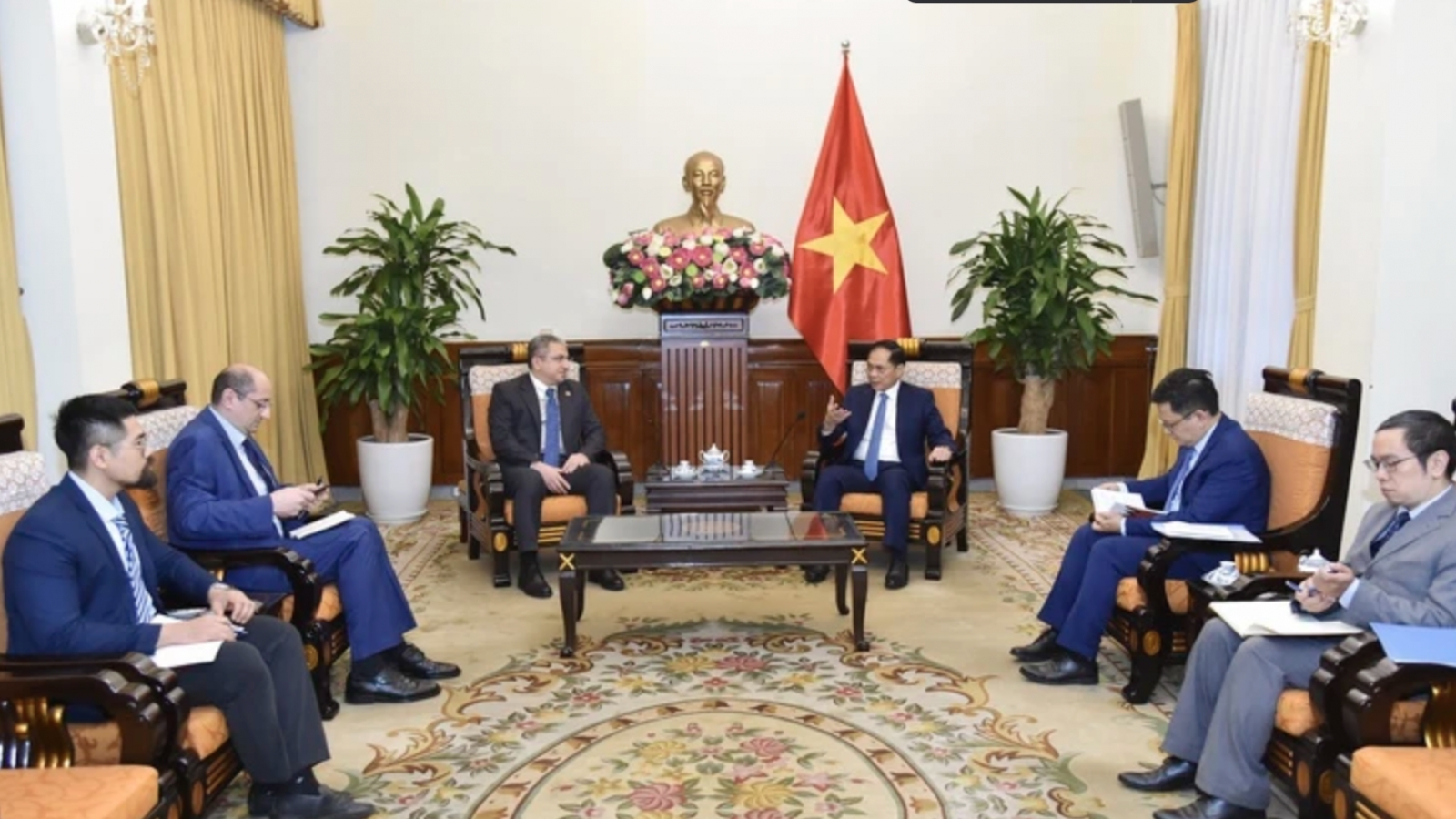 Deputy PM, FM Bui Thanh Son receives Azerbaijani Ambassador