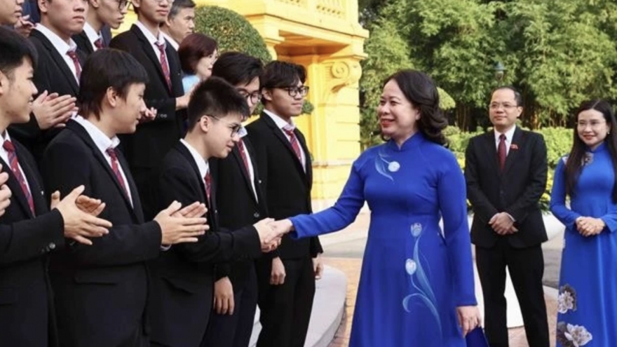 Vice State President awards Labour Order to Olympiad winners