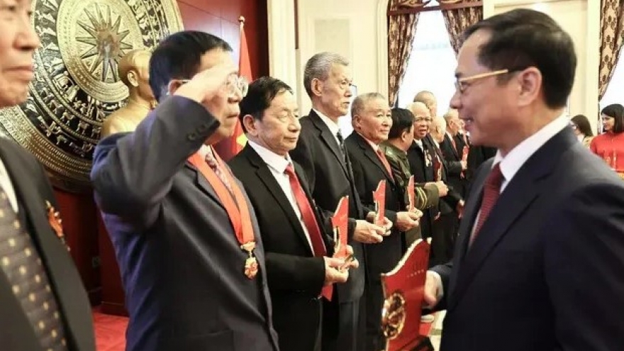 Vietnam honours Chinese war veterans, experts in Beijing gathering