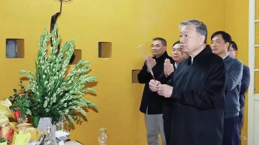 Party chief pays tribute to President Ho Chi Minh at House 67