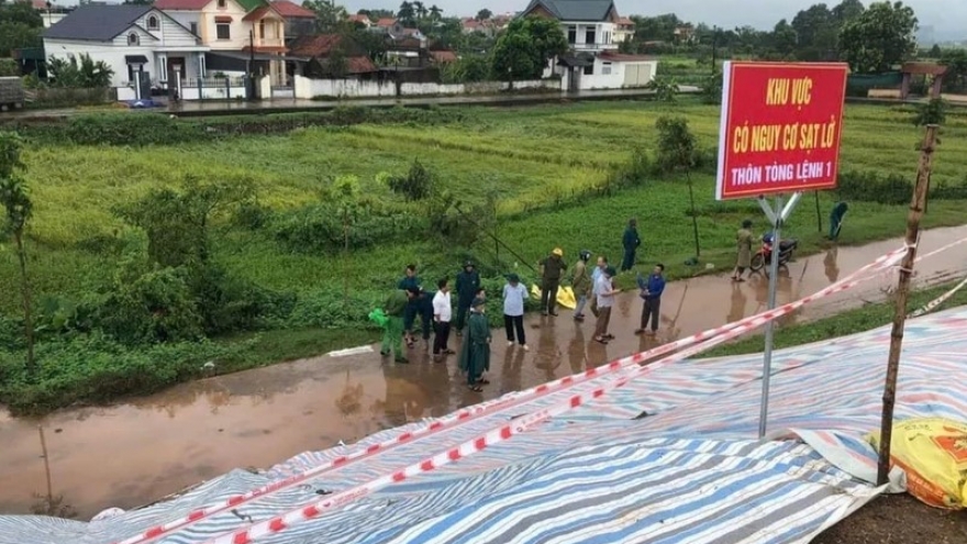 Hà Nội ban bố tình trạng khẩn cấp sạt lở mái đê hữu Đà, hữu Hồng