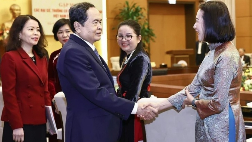 Top legislator meets with new ambassadors abroad