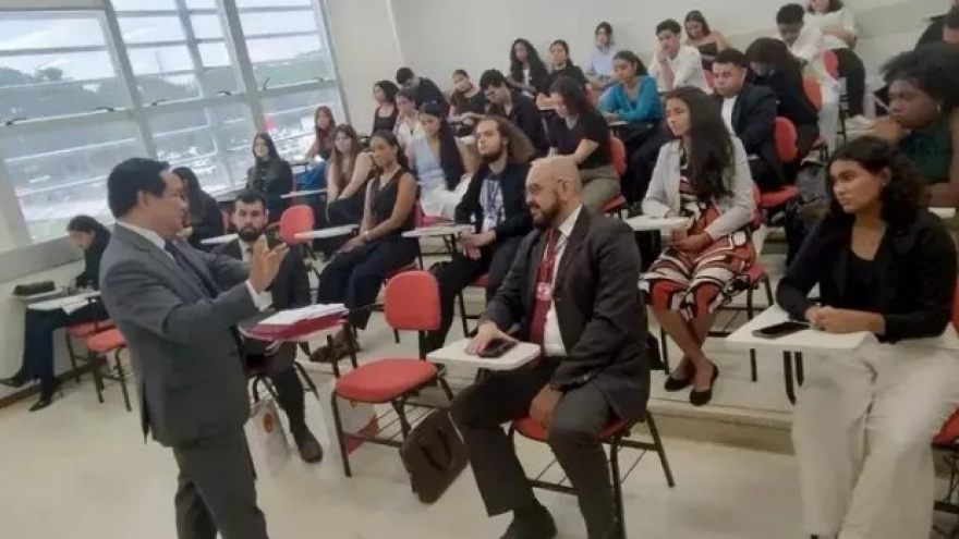 Brazilian students interested in learning about Vietnam