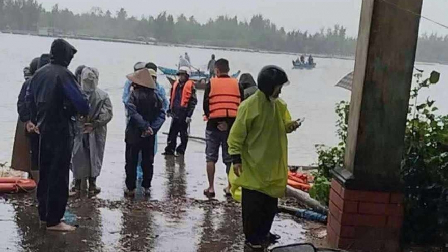 Chìm phà tại tỉnh Quảng Nam: 14 người thoát chết