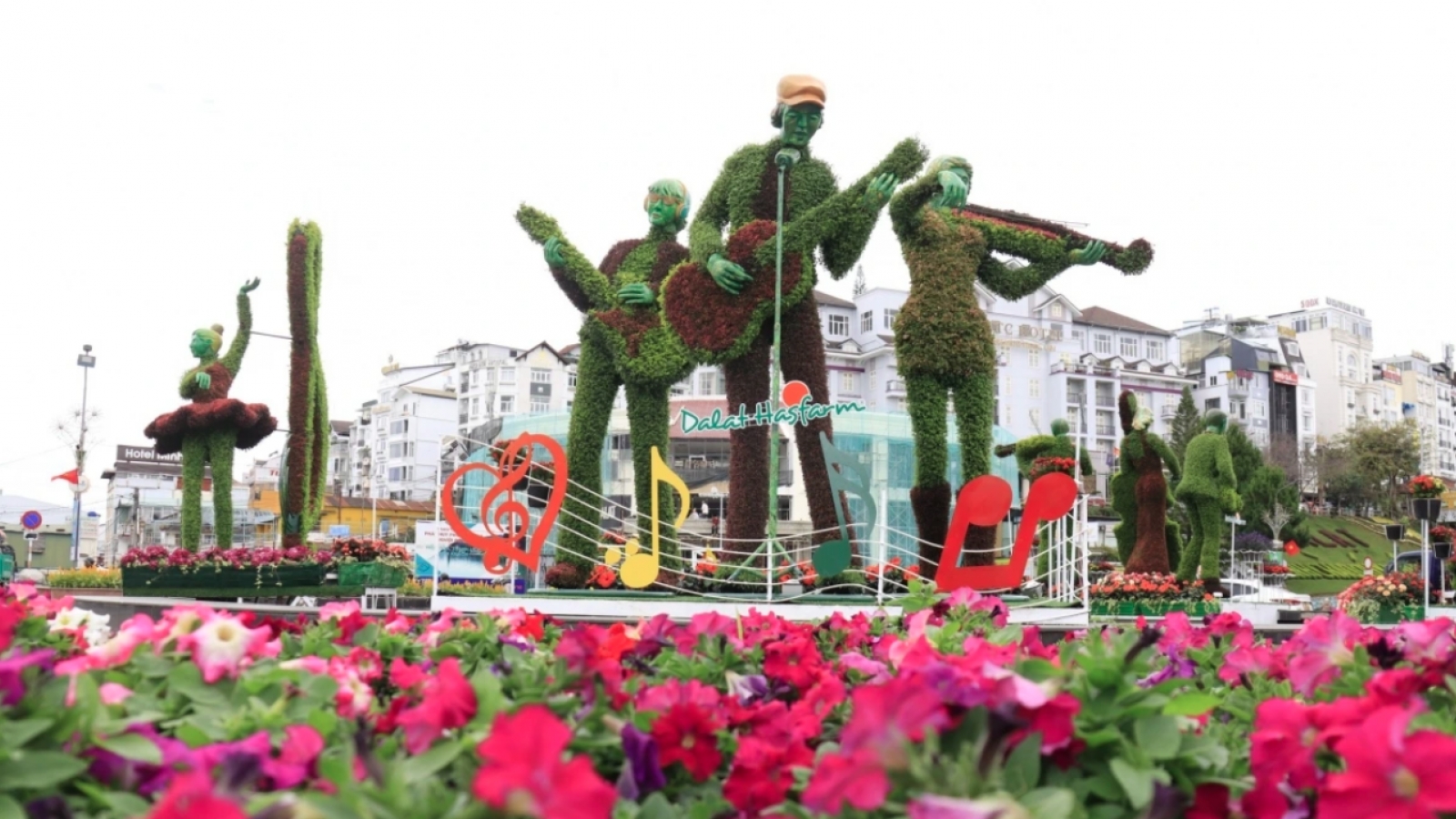 Da Lat indulged in a fest of colours and scents during flower festival