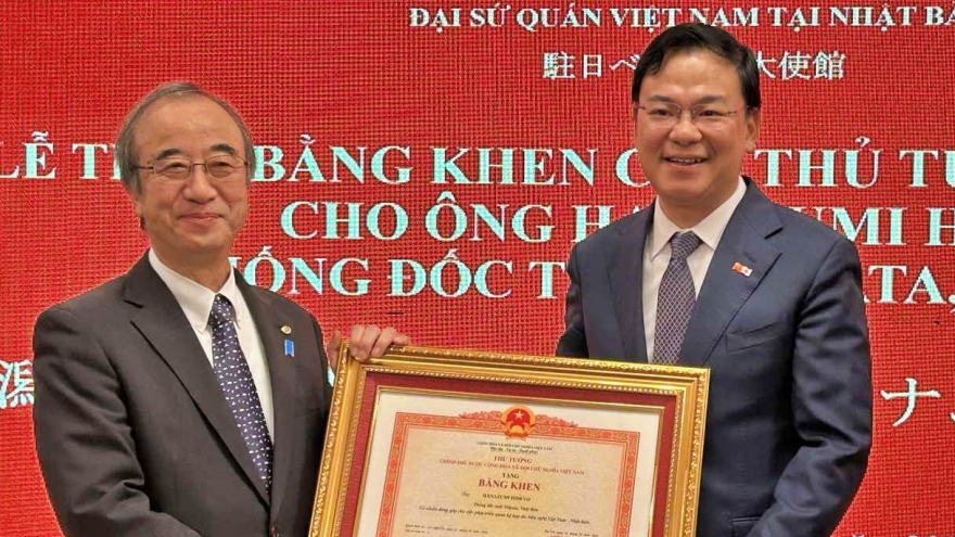Thủ tướng Chính phủ Việt Nam tặng Bằng khen cho Thống đốc tỉnh Niigata Nhật Bản
