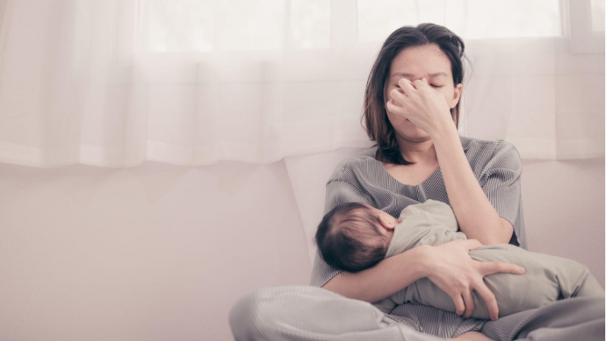 Con nhỏ nhưng tuần nào cũng phải phục vụ bạn bè của mẹ chồng đến ăn uống