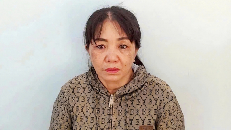 Khởi tố kẻ tạt nước sôi vào con nuôi 12 tuổi
