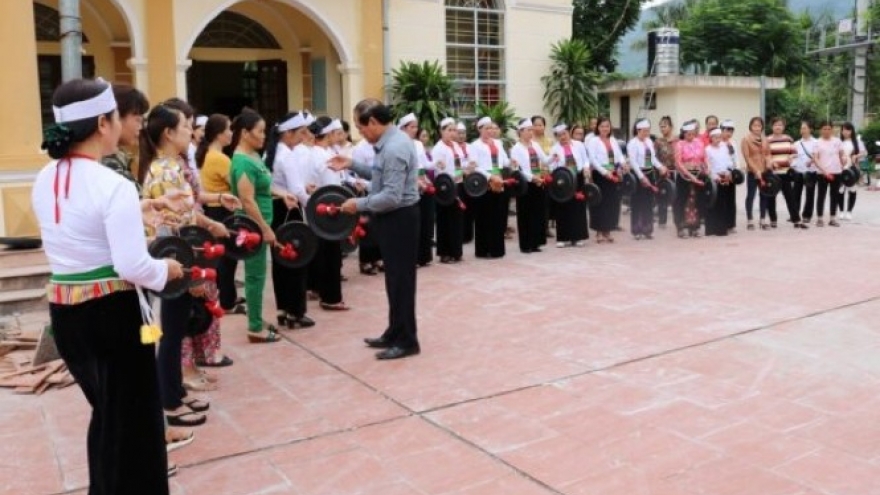 Gongs in the cultural life of the Muong