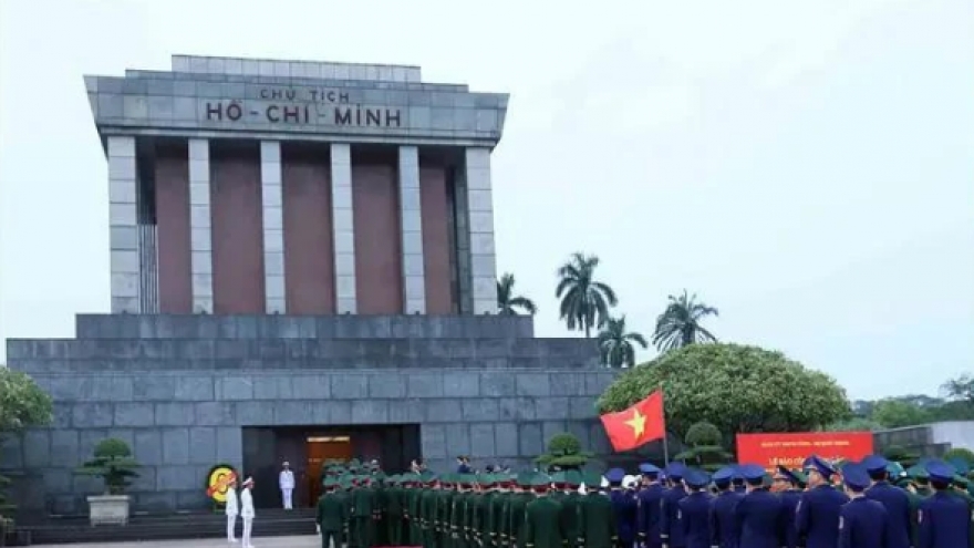 Central Military Commission pays tribute to President Ho Chi Minh