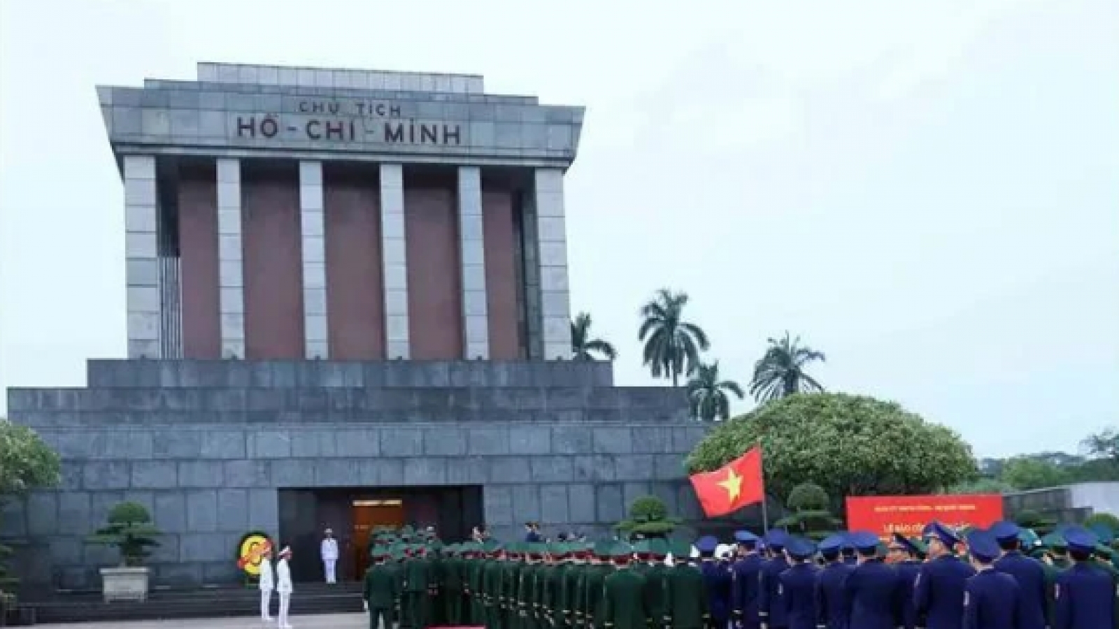 Central Military Commission pays tribute to President Ho Chi Minh