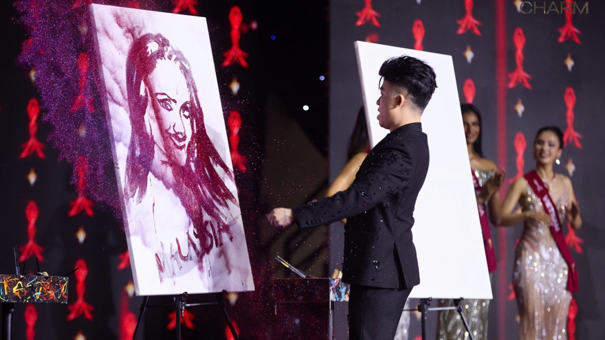"Phù thủy hội họa" phác thảo nhan sắc Top 3 Miss Charm 2024 trên tranh kim tuyến