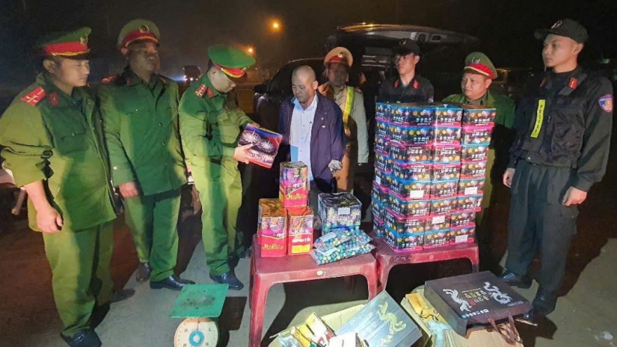 Khởi tố người đàn ông mang thẻ nhà báo “dởm” vận chuyển hơn 1 tạ pháo lậu