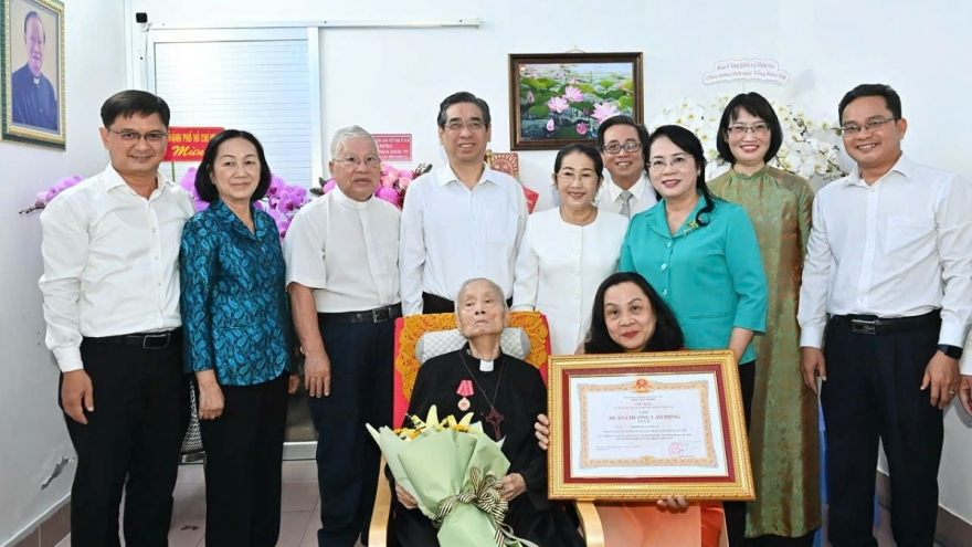 Trao Huân chương Lao động hạng Ba cho Linh mục Phan Khắc Từ