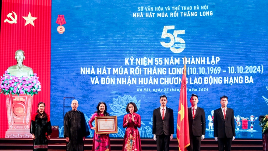 Nhà hát Múa rối Thăng Long đón nhận Huân chương Lao động hạng Ba