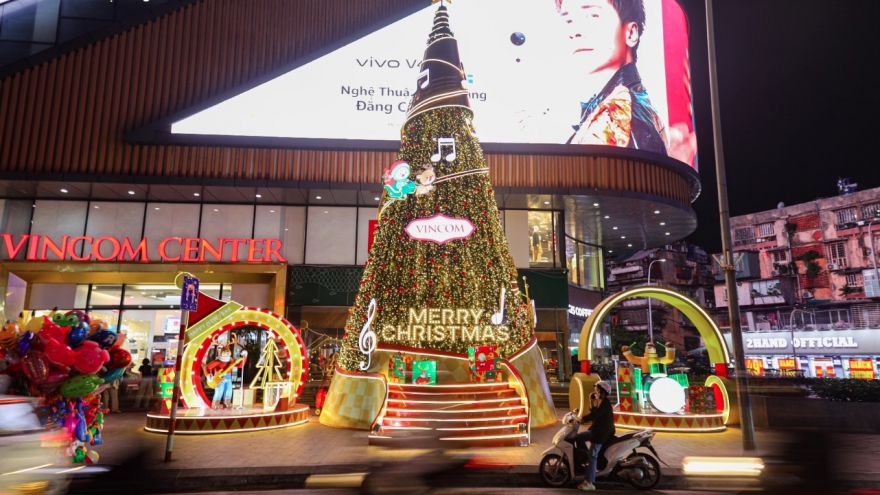 Colourful shopping malls bring Christmas festive cheer to Hanoians