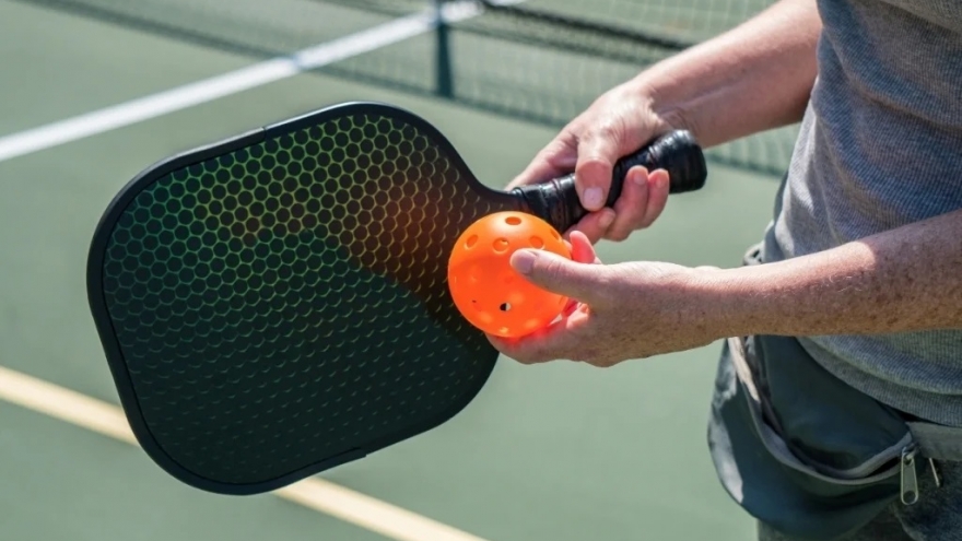 Đang chơi pickleball, người đàn ông bất ngờ đổ gục xuống sân