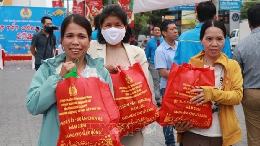 Workers offered VND100 billion to shop for Tet online