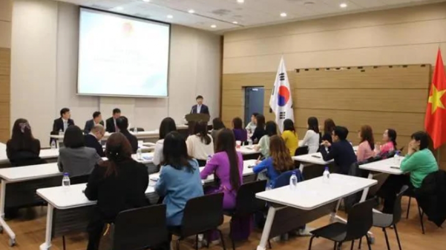 Embassy holds meeting with labour consultants, Vietnamese community’s representatives in RoK