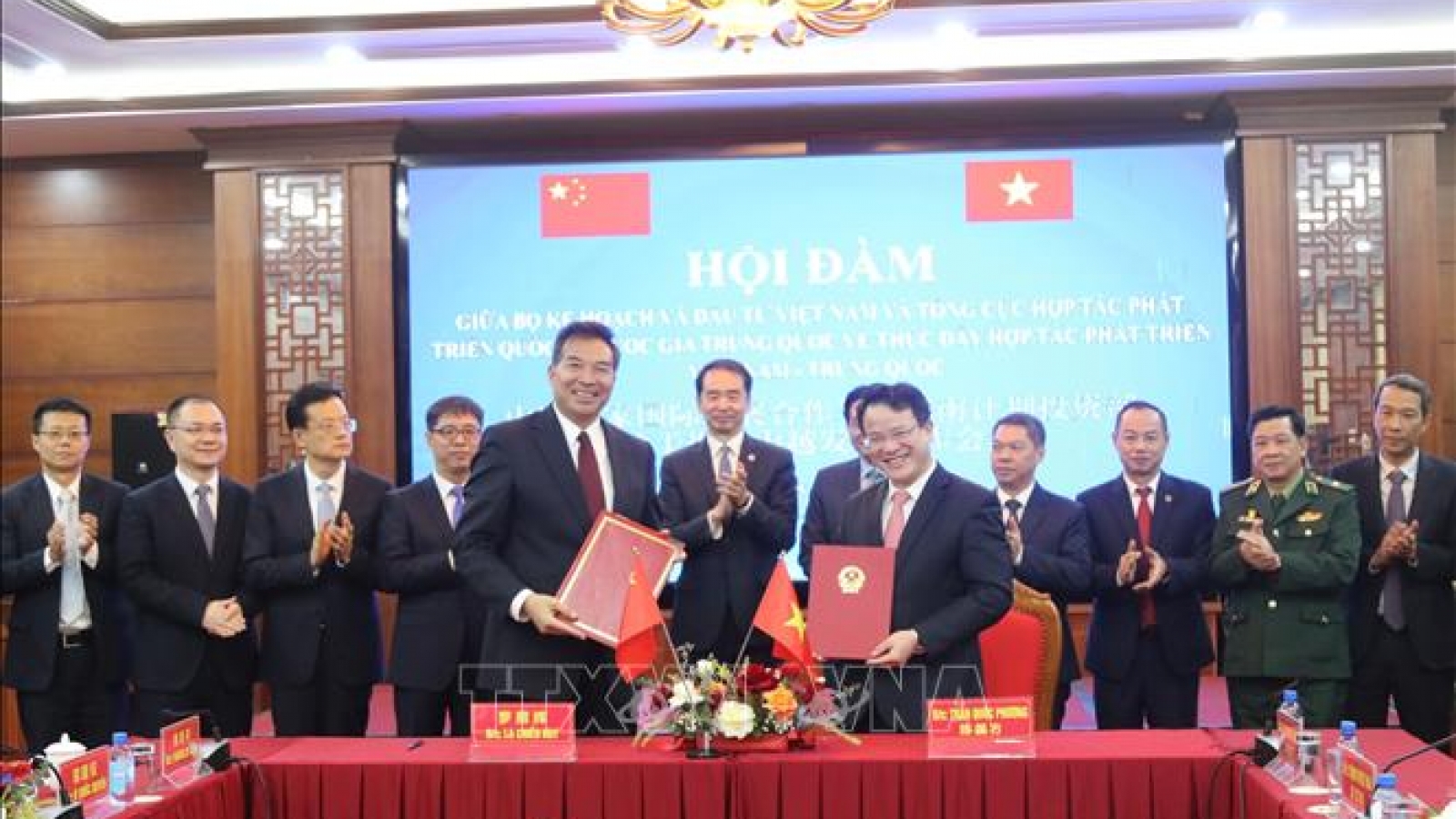 Vietnam and China to accelerate construction of pilot smart border gate