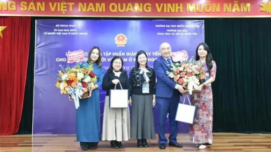 Vietnamese language teachers abroad complete training in Hanoi