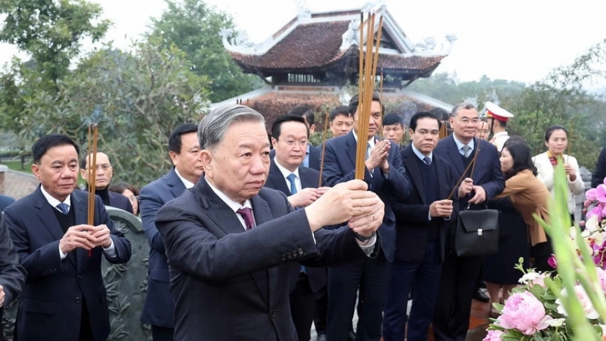 Tổng Bí thư Tô Lâm dâng hương tưởng niệm Chủ tịch Hồ Chí Minh tại Nghệ An