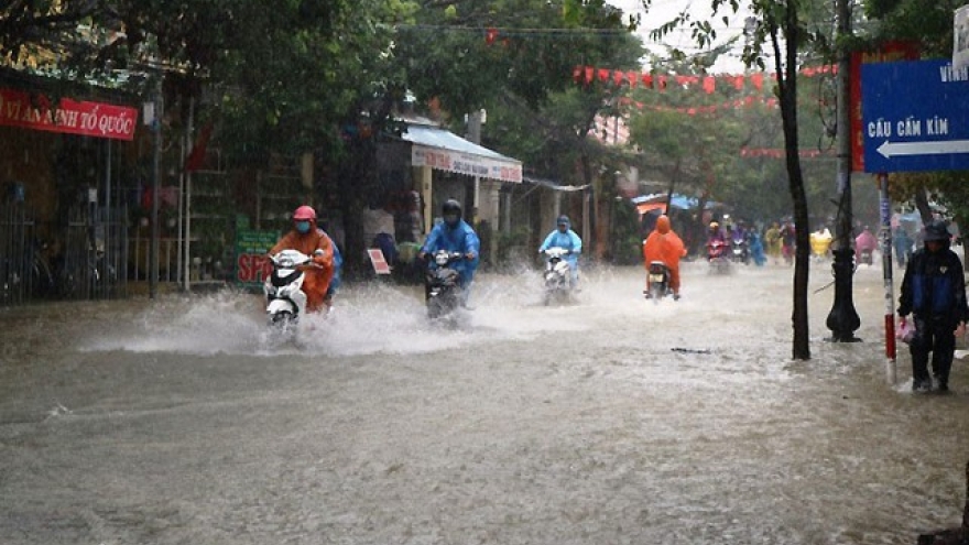 Yêu cầu các tỉnh, thành phố miền Trung và Nam Trung Bộ ứng phó với mưa lớn