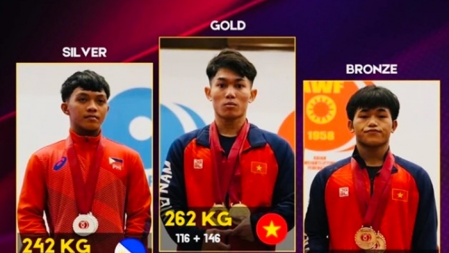 Vietnamese athlete breaks world records at Asian weightlifting champs