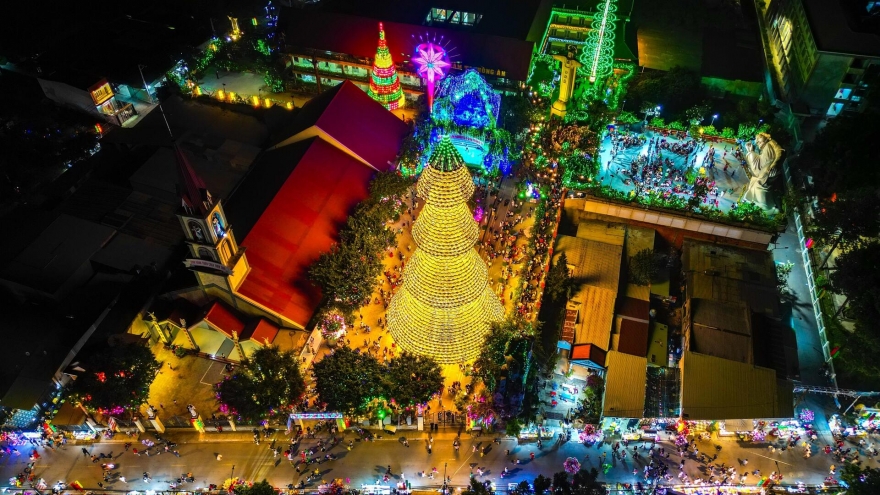 Giant Christmas tree made from 3,800 conical hats in Vietnam