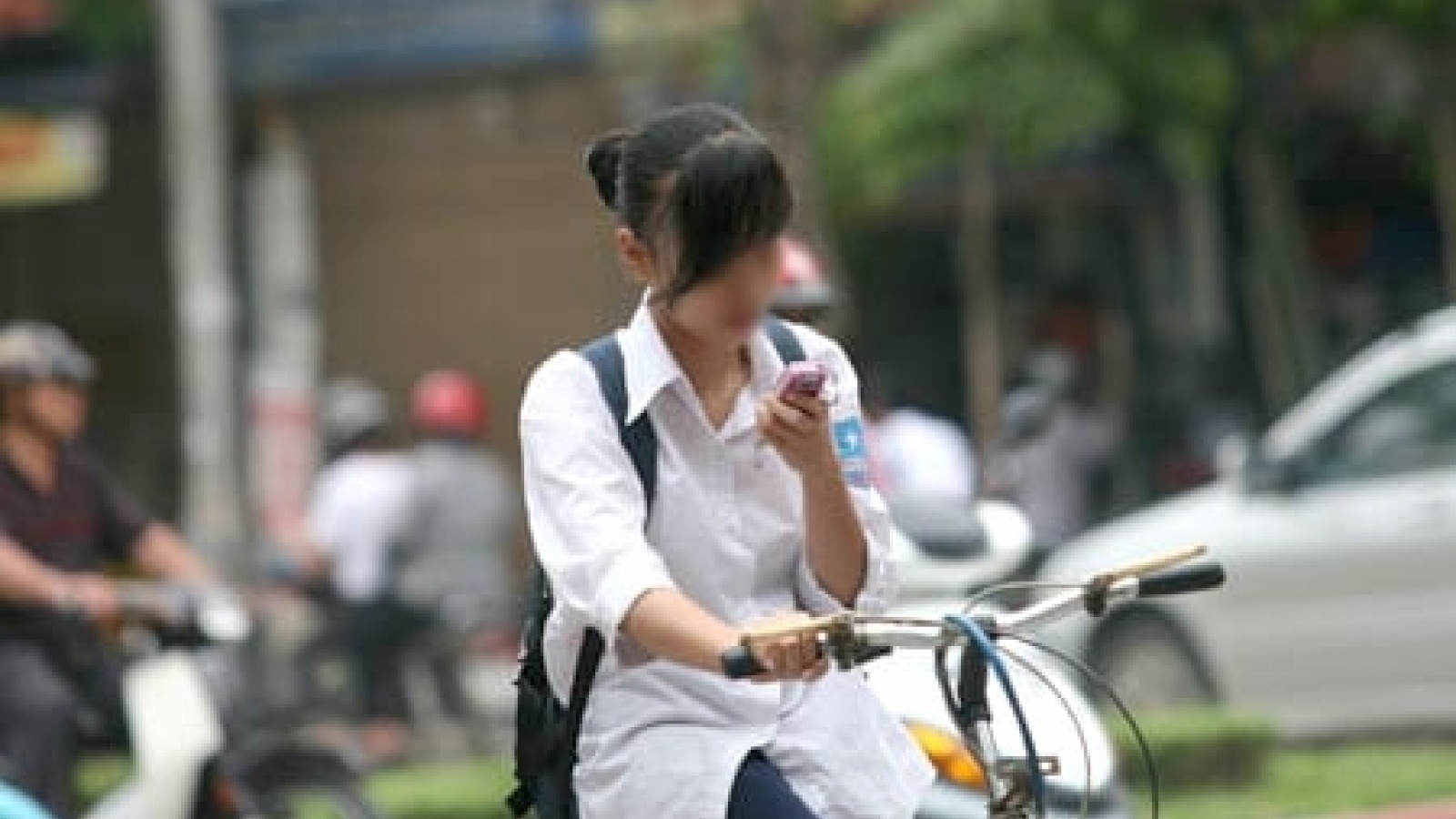 Vừa đi xe đạp vừa nghe điện thoại bị phạt bao nhiêu tiền?