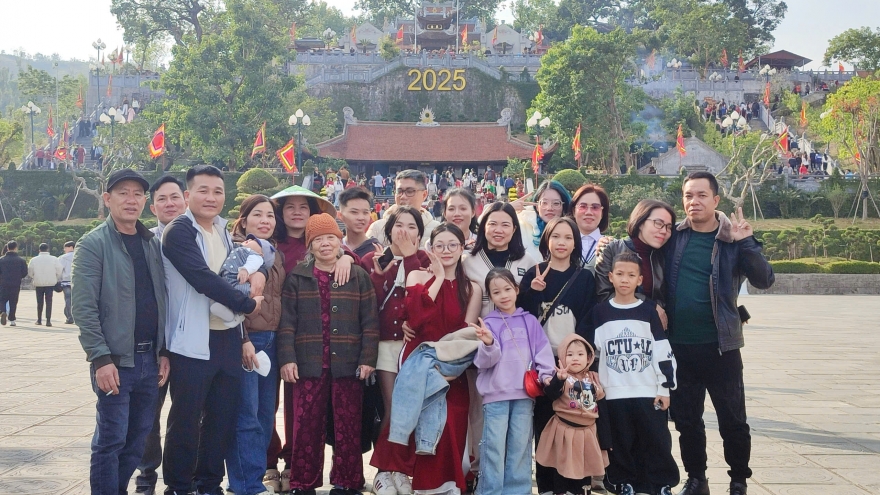 Quảng Ninh: Người dân nô nức đi lễ chùa đầu năm