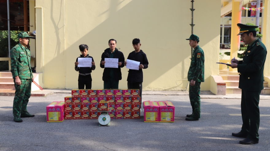 Quảng Ninh bắt nhóm đối tượng vận chuyển hơn nửa tạ pháo qua biên giới
