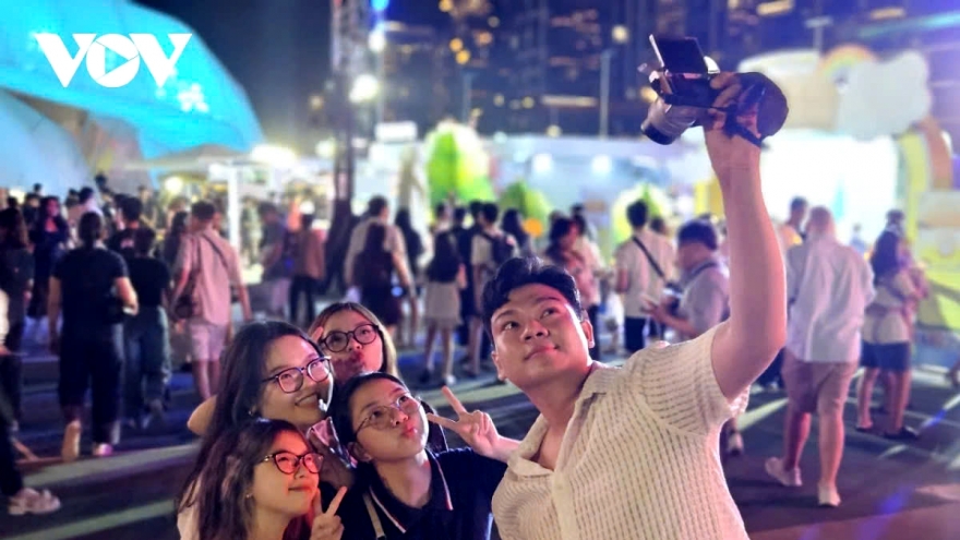 People across Vietnam joyfully welcome the New Year 2025