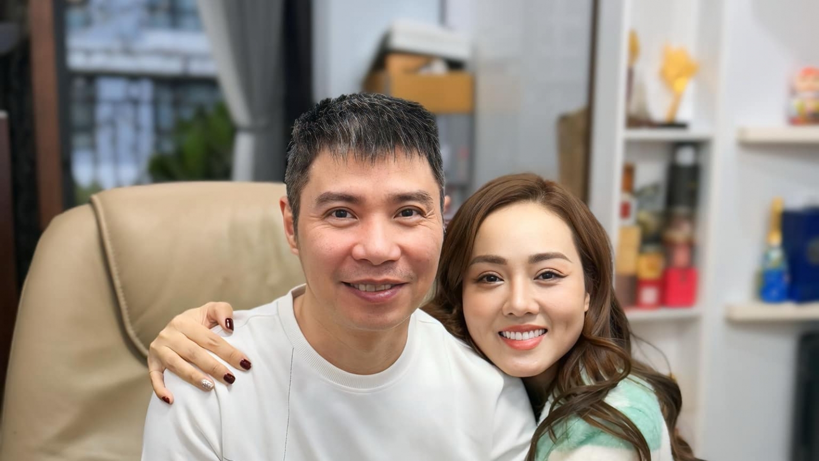 Sao Việt 19/1: NSND Công Lý cùng vợ trang trí nhà đón Tết