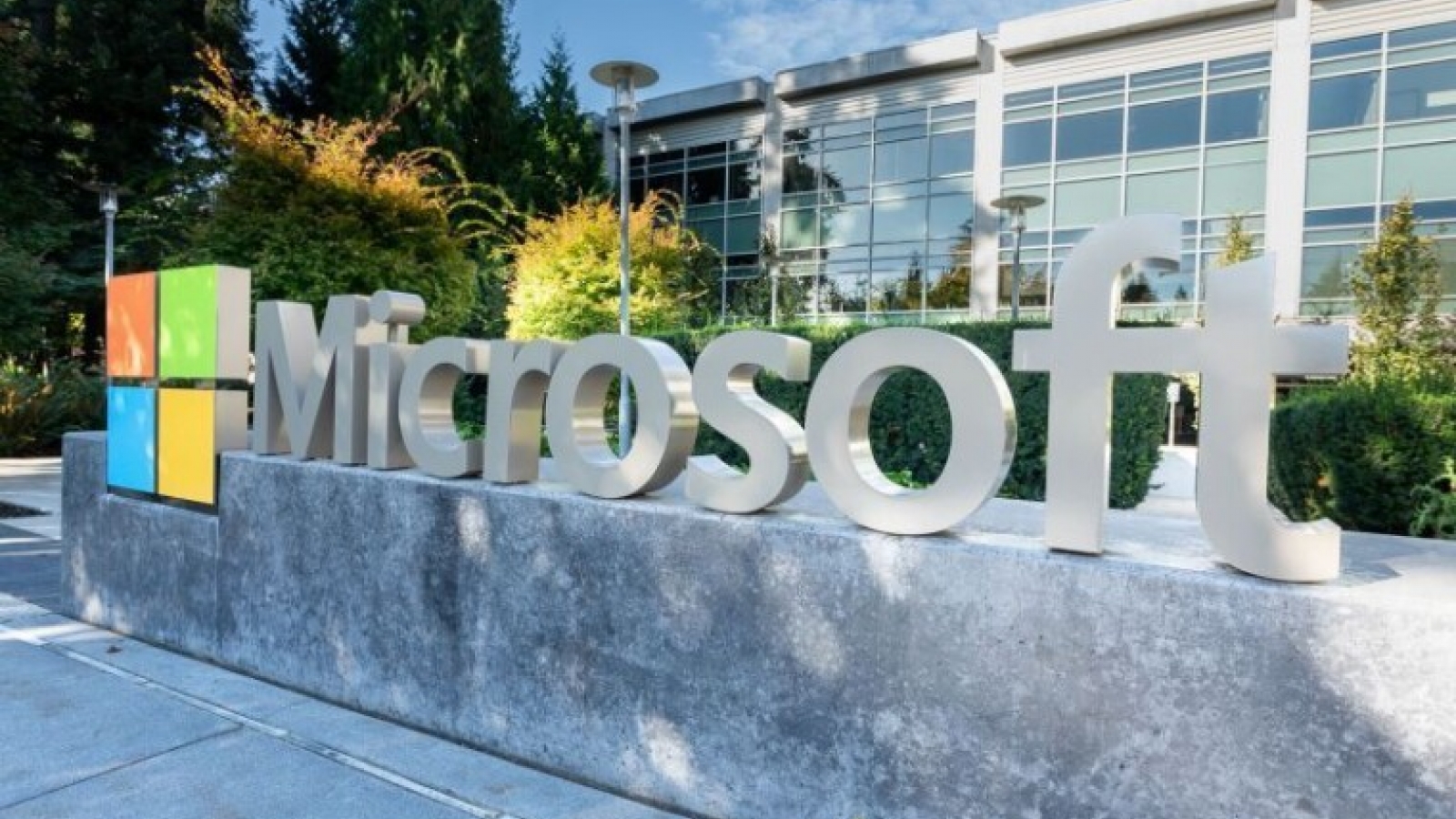 Microsoft sẽ siết chặt việc tội phạm mạng lạm dụng AI tạo sinh