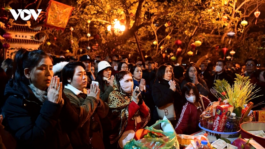Tay Ho Temple crowded with worshippers on Lunar New Year’s Day