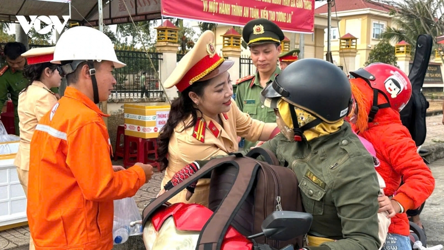 The police support people to return home for Tet